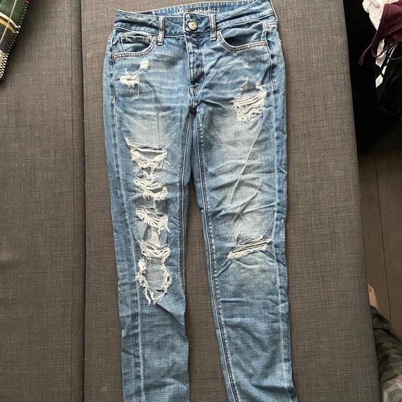 AE Tom Girl light Wash Distressed High-Rise Jeans - Picture 2 of 4